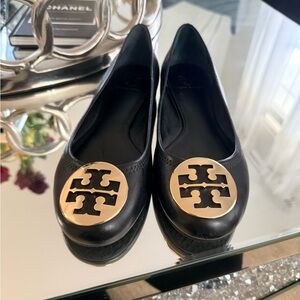 Tory Burch Women's Flats in Black with Gold Emblem